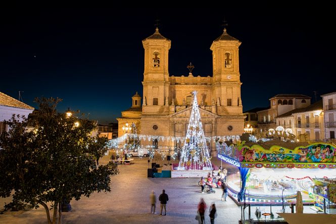 Iluminación en la Plaza de España de Santa Fe /AYTO. SANTA FE)
