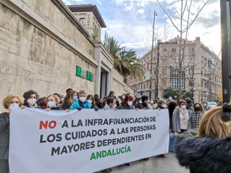 Concentración de las patronales de la dependencia ante la sede de la Junta en Granada (FAECTA)
