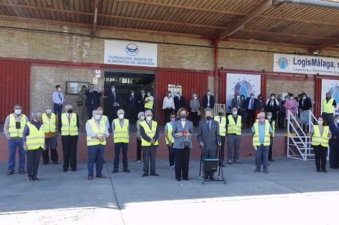 Su Majestad la Reina Doña Sofía, en la foto de familia después de la visita a la Fundación Banco de Alimentos a 20 de octubre del 2021 (ÁLEX CÁMARA - EUROPA PRESS)