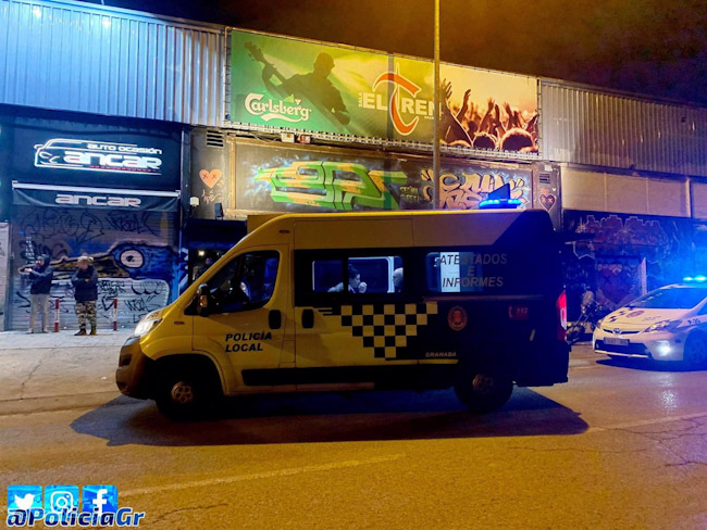 Un detenido y 12 denuncias en un botellón ilegal de madrugada que cortaba la calzada en Bobadilla (POLICÍA LOCAL)