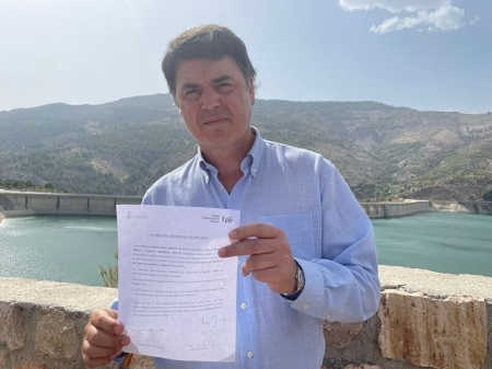 El Diputado Nacional del PP, Carlos Rojas, muestra el documento presentado (PP) El Diputado Nacional del PP, Carlos Rojas, muestra el documento presentado (PP)