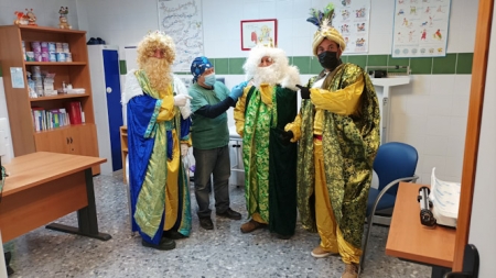 los tres Reyes Magos se ponen la tercera dosis en el Centro de Salud de Purchil, en Vegas del Genil (AYTO. VEGAS DEL GENIL)