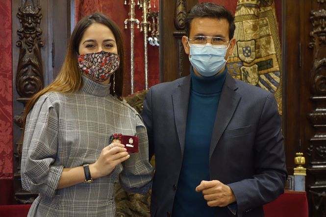 El alcalde de Granada, Francisco Cuenca, junto a Patricia Guerrero, Premio Nacional de Danza 2021 (AYUNTAMIENTO DE GRANADA) 