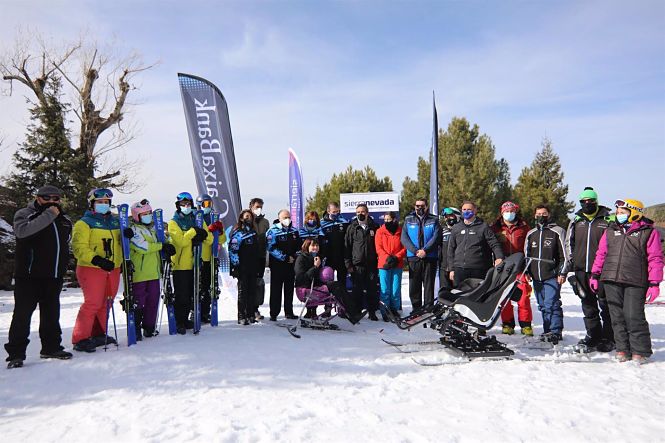 La estación invernal de Sierra Nevada recibe la cesión de equipos para esquí adaptado en virtud del acuerdo de patrocinio con Caixabank y Salomon (CETURSA SIERRA NEVADA) 