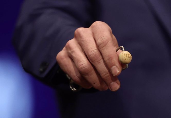 Una de las bolas del Sorteo Extraordinario de la Lotería de Navidad 2021 (EDUARDO PARRA / EUROPA PRESS)