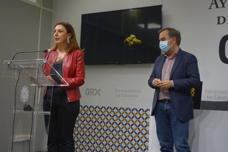 Raquel Ruz y Jacobo Calvo han hecho balance de la campaña de recogida de excrementos (JAVIER ALGARRA / AYUNTAMIENTO)