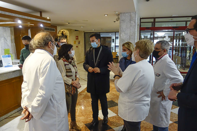 Imagen de la visita al Hospital de San Rafel (JAVIER ALGARRA / AYUNTAMIENTO)