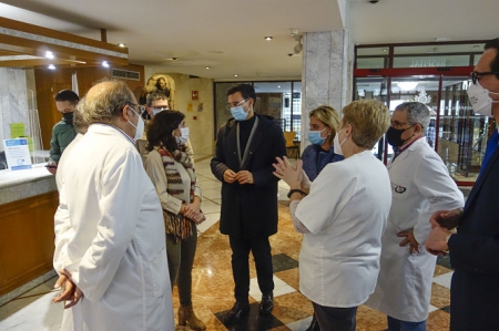 Imagen de la visita al Hospital de San Rafel (JAVIER ALGARRA / AYUNTAMIENTO)