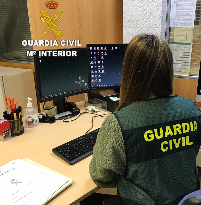 Una agente de la Guardia Civil en tareas de investigación, en imagen de archivo (GUARDIA CIVIL)