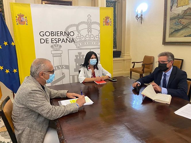 Joaquín Páez, Inmaculada López Calahorro y Manuel Gavilán, en la Subdelegación del Gobierno en Granada (AYUNTAMIENTO DE BAZA)