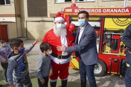 El Alcalde de Granada, Francisco Cuenca, junto a Papa Noel (JAVIER ALGARRA / AYUNTAMIENTO) 