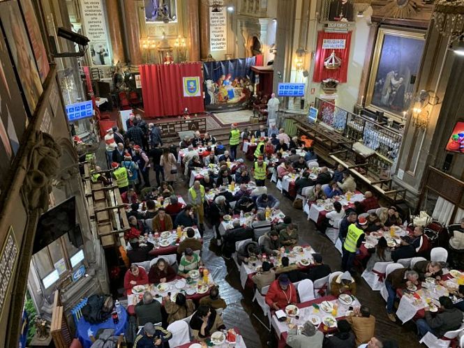 Imagen de la entrega en un comedor social (LFP) 