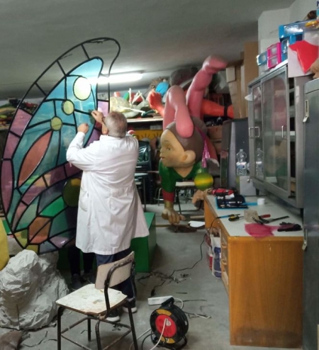 Miembros de la Asociación Amon-Ra de Montefrío trabajan en las carrozas de Reyes en su taller (AYTO. MONTEFRÍO) Miembros de la Asociación Amon-Ra de Montefrío trabajan en las carrozas de Reyes en su taller (AYTO. MONTEFRÍO)