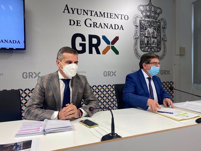 El portavoz del PP en el Ayuntamiento de Granada, César Díaz y el coordinador del grupo municipal, Luis González, en rueda de prensa (PP) 