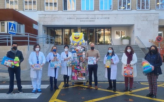 Entregan los juguetes al equipo directivo del Hospital Virgen de las Nieves (AYTO. OTURA) 