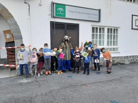 El paje de los Reyes Magos reparte los libros en los colegios de Monachil (AYTO. MONACHIL) El paje de los Reyes Magos reparte los libros en los colegios de Monachil (AYTO. MONACHIL)