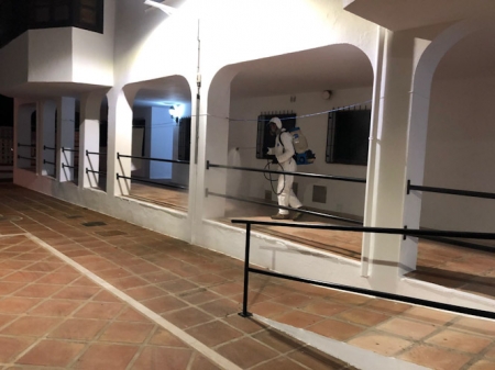 Un operario en tareas de desinfección (AYTO. ALMUÑÉCAR) Un operario en tareas de desinfección (AYTO. ALMUÑÉCAR)