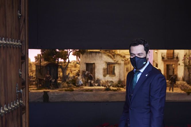 El presidente de la Junta, Juanma Moreno, durante inauguración del belén de San Telmo (JOAQUÍN CORCHERO - EUROPA PRESS) 