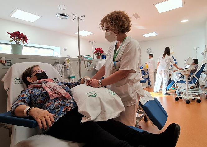 Una paciente es atendida en el Hospital de Día de Hematología (HUSC) 