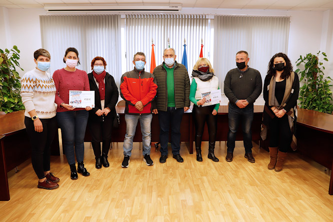 El alcalde hueteño entrega el dinero recaudado a los responsables de la AECC y NEUROAFEIC (AYTO. HUÉTOR TÁJAR) 