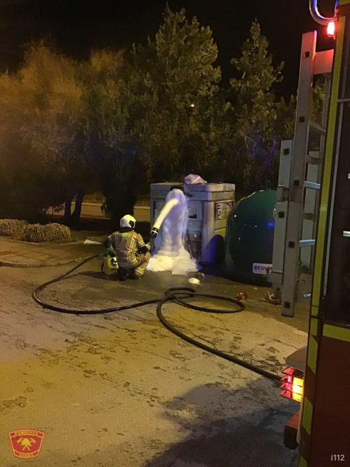 Un bombero apaga el fuego de un contenedor (AYTO. GUADIX)
