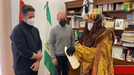 El alcalde y el concejal de Fiestas de Otura entregan el pasaporte COVID de los Reyes Magos al Emisario Real (AYTO. OTURA) El alcalde y el concejal de Fiestas de Otura entregan el pasaporte COVID de los Reyes Magos al Emisario Real (AYTO. OTURA)