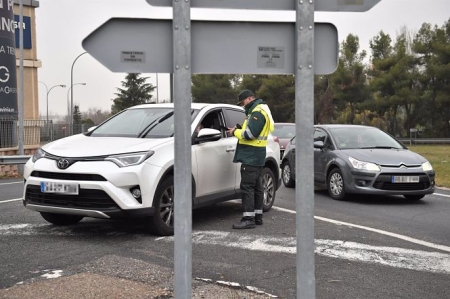 Un agente de la Guardia Civil realiza un control, en imagen de archivo (GUSTAVO VALIENTE - EUROPA PRESS) 