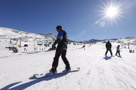 Ambiente en la estación de Sierra Nevada durante el Puente de la Constitución (ÁLEX CÁMARA - EUROPA PRESS) 