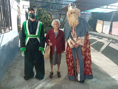 Los Reyes Magos visitan a varios mayores de Monachil en sus casas esta mañana para entregarles un regalo (AYTO. MONACHIL) Los Reyes Magos visitan a varios mayores de Monachil en sus casas esta mañana para entregarles un regalo (AYTO. MONACHIL)