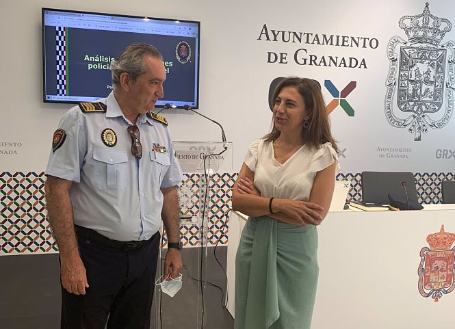 El jefe de la Policía Local y la edil de Seguridad Ciudadana de Granada, José Antonio Moreno y Raquel Ruz, en imagen de archivo (AYUNTAMIENTO) 