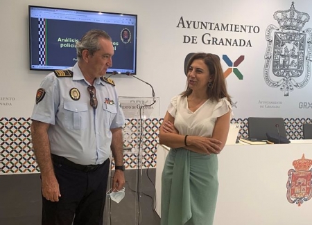 El jefe de la Policía Local y la edil de Seguridad Ciudadana de Granada, José Antonio Moreno y Raquel Ruz, en imagen de archivo (AYUNTAMIENTO) 