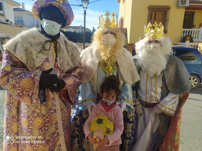 los Reyes Magos durante su visita a las casas de los niños de Cúllar Vega el año pasado (AYTO. CÚLLAR VEGA)