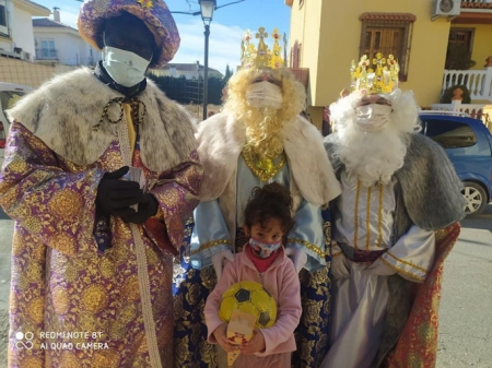 los Reyes Magos durante su visita a las casas de los niños de Cúllar Vega el año pasado (AYTO. CÚLLAR VEGA) los Reyes Magos durante su visita a las casas de los niños de Cúllar Vega el año pasado (AYTO. CÚLLAR VEGA)