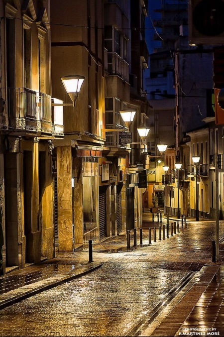 Iluminación en una calle de Motril (AYTO. MOTRIL) Iluminación en una calle de Motril (AYTO. MOTRIL)