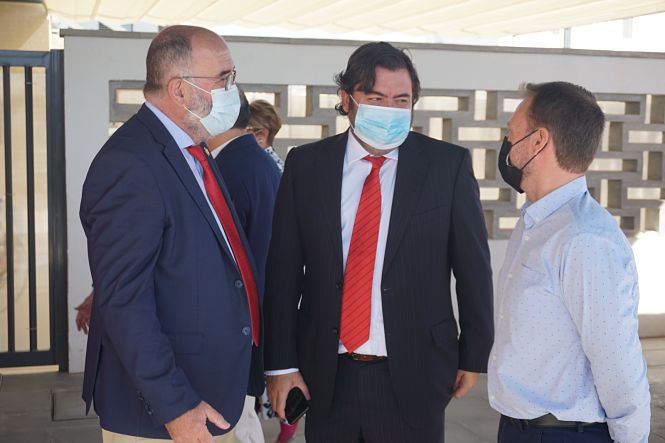 El coordinador de Ciudadanos (Cs) en la provincia de Granada y director general de Administración Local en la Junta de Andalucía, Joaquín López-Sidro, en un colegio de Albolote (CS)