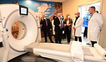 Los consejeros Jesús Aguirre y Marifrán Carazo junto al TAC adquirido el último trimestre del pasado año para el Hospital de Guadix (RAMÓN MURILLO DOMÍNGUEZ) 