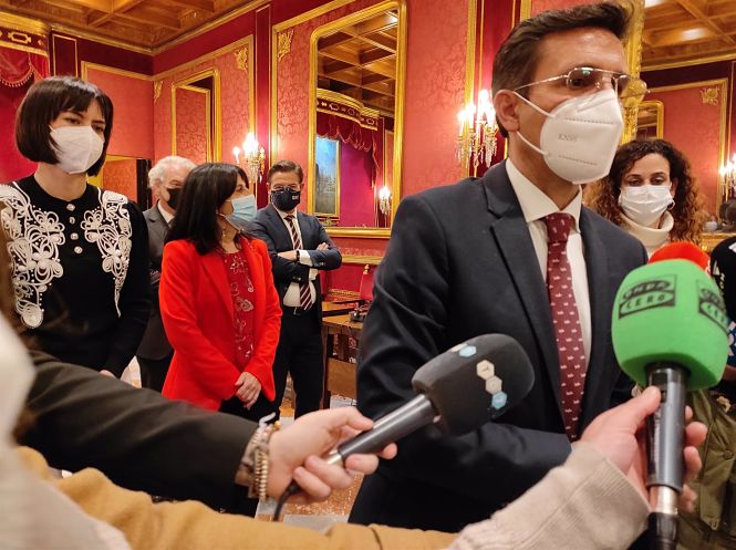 El alcalde de Granada, Francisco Cuenca, atiende a los medios en presencia de la ministra de Ciencia, Diana Morant, a la izquierda en la imagen (EUROPA PRESS) 