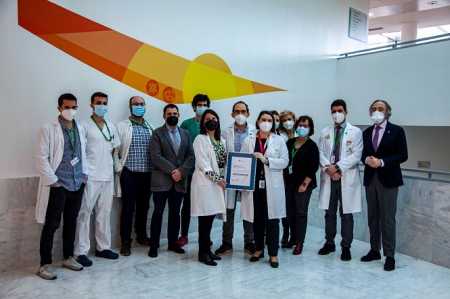 Imagen de la entrega al equipo de Radiodiagnóstico (HUSC) 