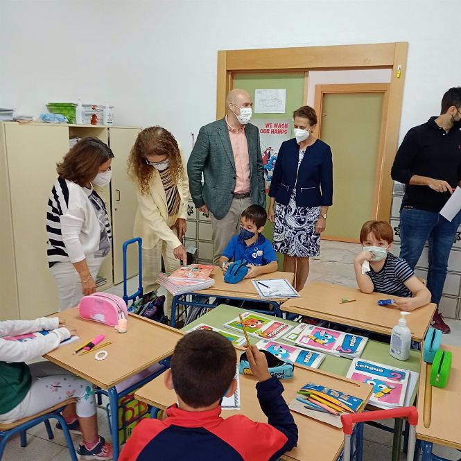La delegada de Educación de la Junta en Granada, Ana Berrocal, visita el colegio Luis Rosales, en imagen de archivo (JUNTA)