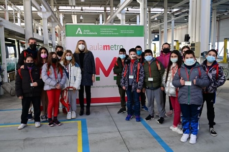 Los alumnos del Colegio Ave María de Albolote junto a la Consejera Marifran Carazo (JUNTA) Los alumnos del Colegio Ave María de Albolote junto a la Consejera Marifran Carazo (JUNTA)