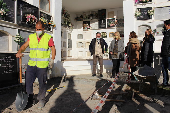 Imagen de la visita al cementerio (AYTO. MOTRIL) 