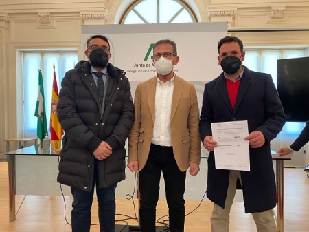 El alcalde y el concejal de Turismo reciben la subvención de la Junta (JUNTA) El alcalde y el concejal de Turismo reciben la subvención de la Junta (JUNTA)