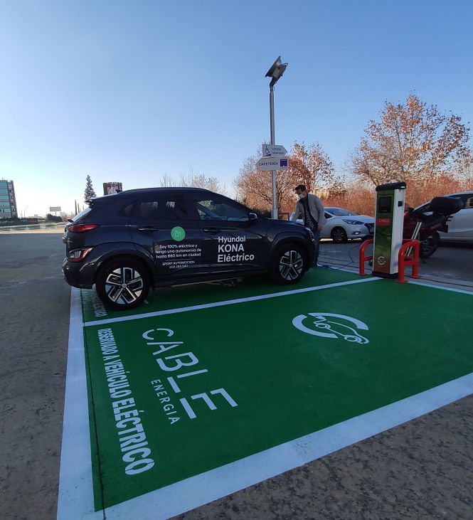 Punto de carga de vehículo eléctrico (CAJA GRANADA FUNDACIÓN)