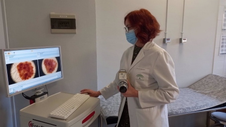 La dermatóloga Elisa García estudia una imagen (JUNTA DE ANDALUCÍA) 