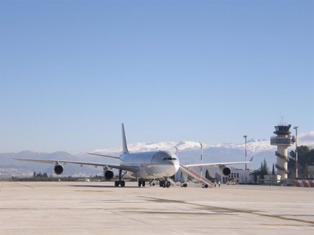 El aeropuerto de Granada acoge el aterrizaje de un Airbus 340 (archivo) (AENA) El aeropuerto de Granada acoge el aterrizaje de un Airbus 340 (archivo) (AENA)