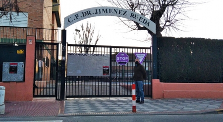 Jesús García en la puerta del colegio (PODEMOS) Jesús García en la puerta del colegio (PODEMOS)