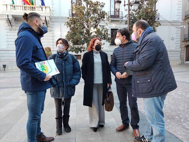 Miembros de Unidas Podemos en la Plaza del Carmen (IU)