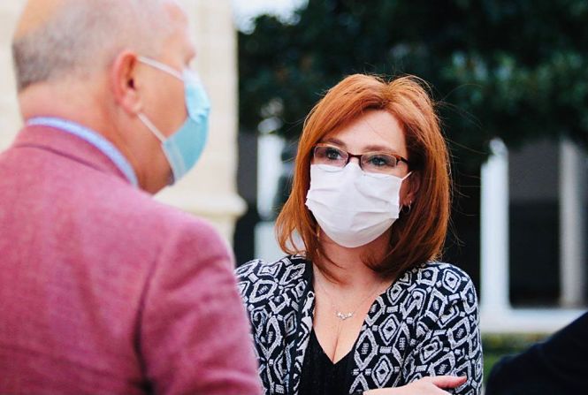 Mar Sánchez conversando con Javier Imbroda (CIUDADANOS)