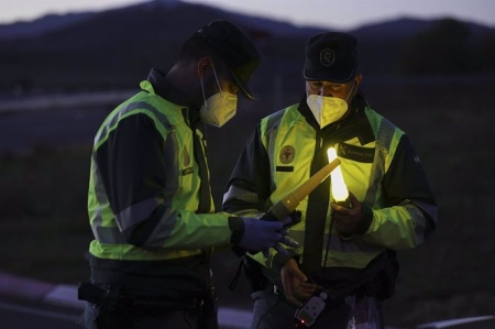 Dos agentes durante un control de la Guardia Civil (JESÚS HELLÍN - EUROPA PRESS) 