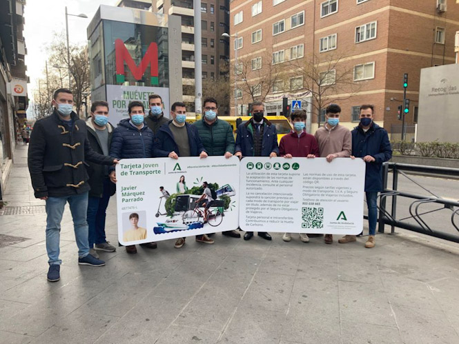 Rafael Caracuel con miembros de Nuevas Generaciones (PP)